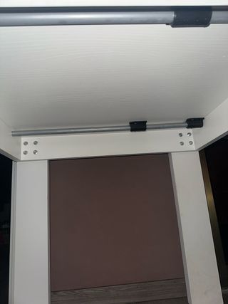 Mesa blanca de madera