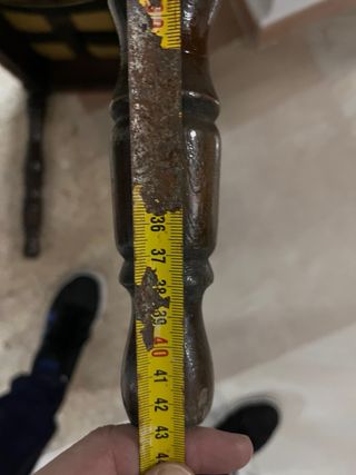 Taburete antiguo de polipiel y madera