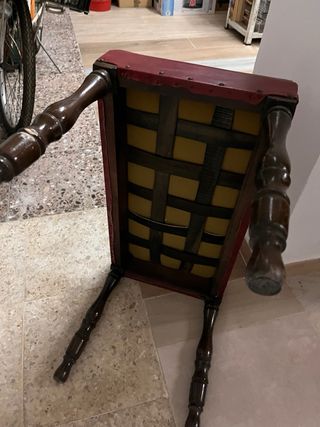 Taburete antiguo de polipiel y madera