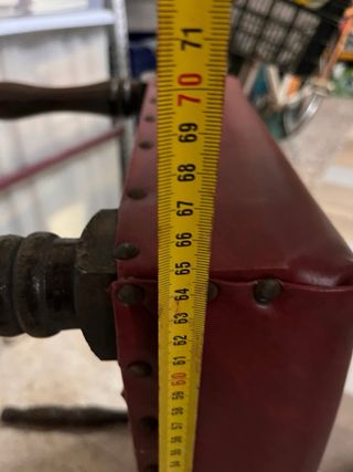 Taburete antiguo de polipiel y madera