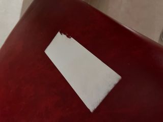 Taburete antiguo de polipiel y madera