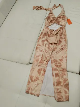 Vestido largo beige y marrón con abertura