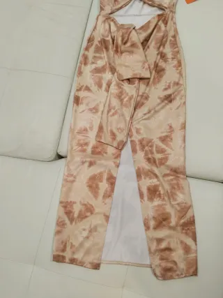 Vestido largo beige y marrón con abertura