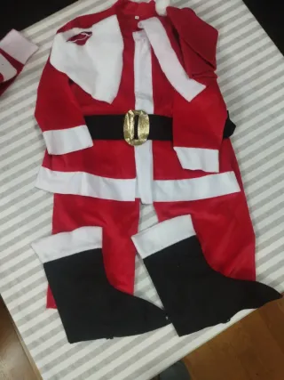 Disfraz Papa Noel niño con botas, gorro y barba.