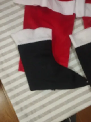 Disfraz Papa Noel niño con botas, gorro y barba.