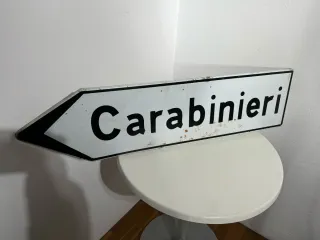 Insegna Carabinieri freccia direzionale