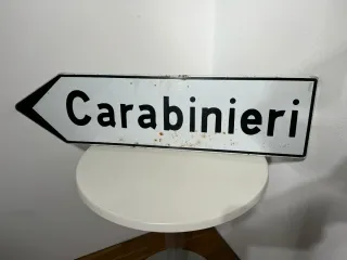Insegna Carabinieri freccia direzionale