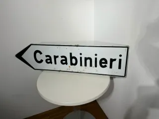 Insegna Carabinieri freccia direzionale
