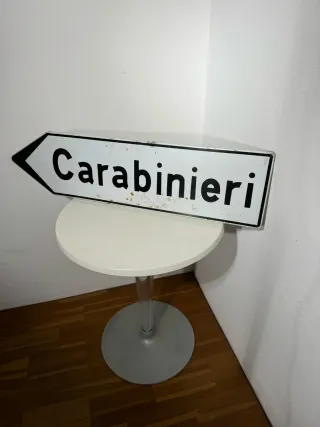 Insegna Carabinieri freccia direzionale