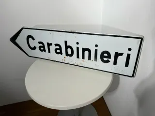 Insegna Carabinieri freccia direzionale