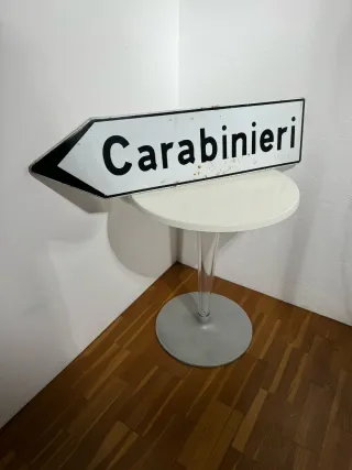 Insegna Carabinieri freccia direzionale