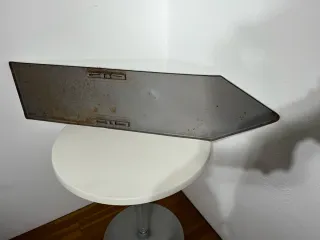 Insegna Carabinieri freccia direzionale