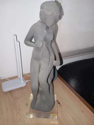 Statua di figura in pietra grigia