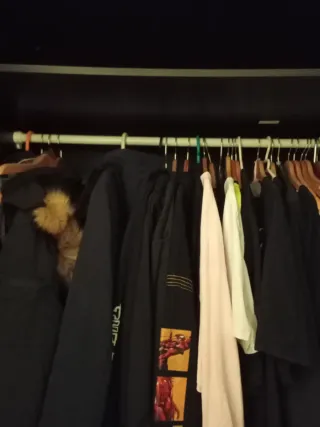 Armario de madera negro y blanco