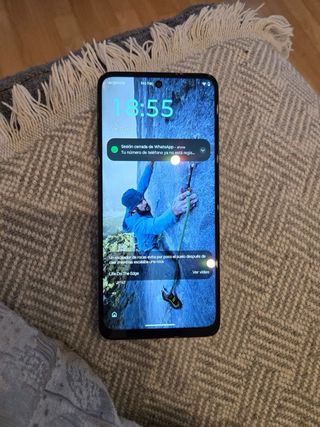 Móvil Motorola con protector y caja como nuevo