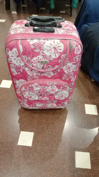 Maleta con ruedas en perfecto estado