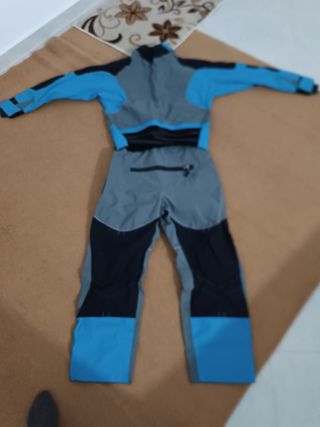 Traje de kayak azul y gris