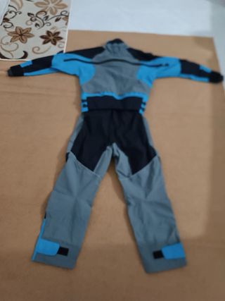 Traje de kayak azul y gris