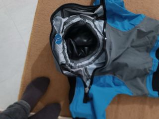 Traje de kayak azul y gris