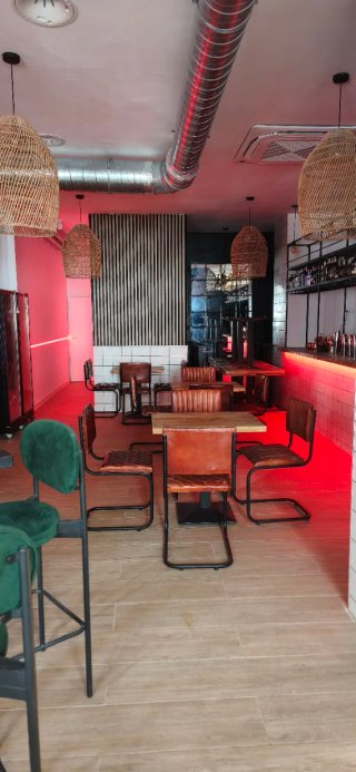 Traspaso local con licencia de cocina y música bar