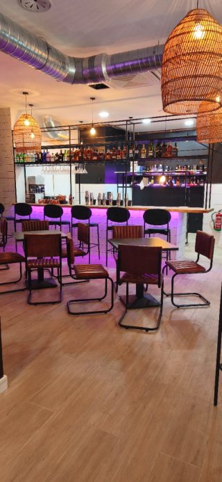 Traspaso local con licencia de cocina y música bar