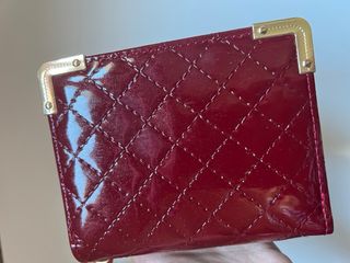 Monedero rojo brillante