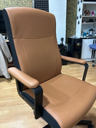 Silla de oficina ergonómica marrón