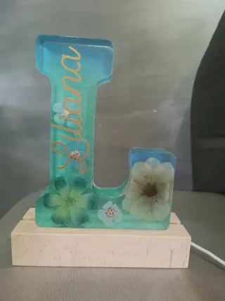 Lampada resina lettera L fiori