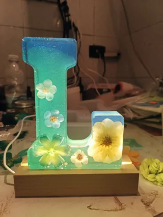 Lampada resina lettera L fiori