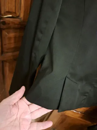 Chaqueta corta negra con volantes