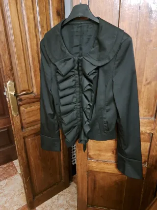 Chaqueta corta negra con volantes