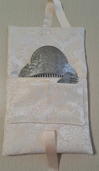 Neceser beige con lazo y estampado floral