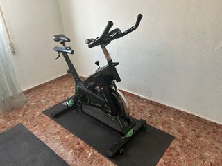 Banco de pesas y máquina de gimnasio