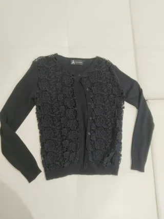 Rebeca negra con encaje