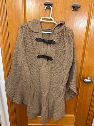 Capa tejida con capucha y cierres