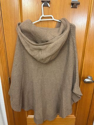 Capa tejida con capucha y cierres