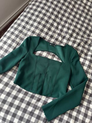 Top Zara verde oscuro escote cuadrado