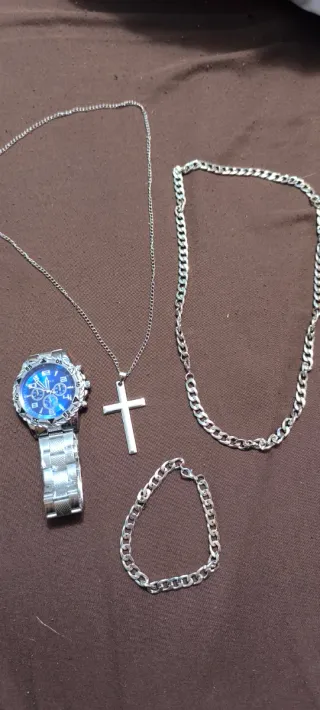 Reloj plateado para hombre con cadena y cruz