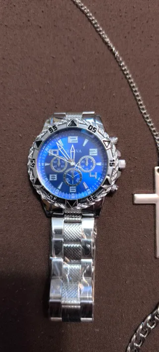 Reloj plateado para hombre con cadena y cruz