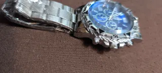 Reloj plateado para hombre con cadena y cruz