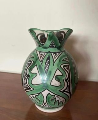 Jarra de porcelana verde y blanca