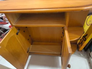 Estantería de madera marrón