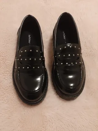 Sapatos pretos verniz com tachas Lefties