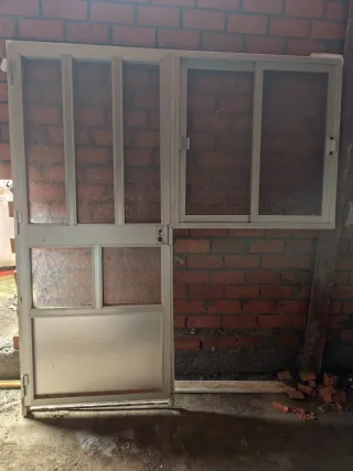 Puerta y ventana aluminio unidas