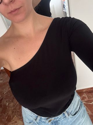 Body asimétrico manga larga negro