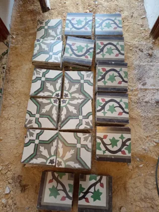 Suelo hidráulico antiguo decorado