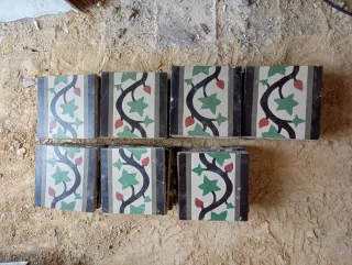 Suelo hidráulico antiguo decorado