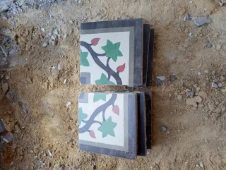 Suelo hidráulico antiguo decorado