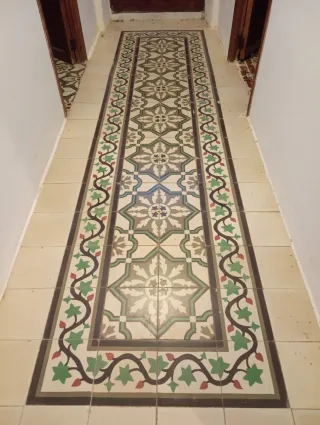 Suelo hidráulico antiguo decorado