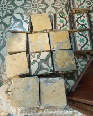 Suelo hidráulico antiguo decorado